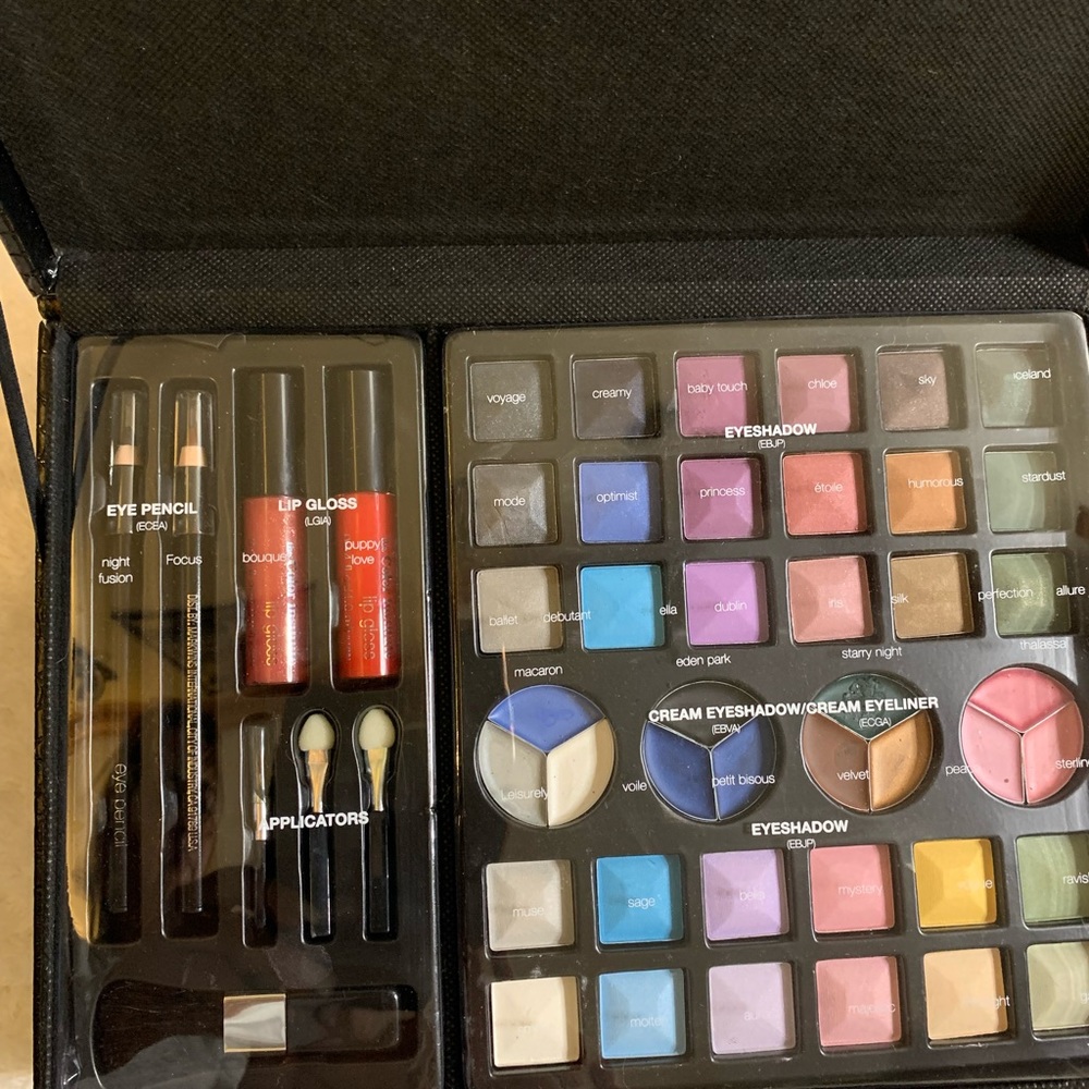 Makeup Kit - Picture 6 of 7
